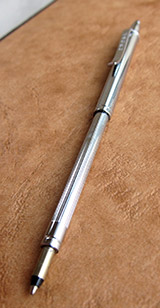 芯の出たCROSSミニボールペン